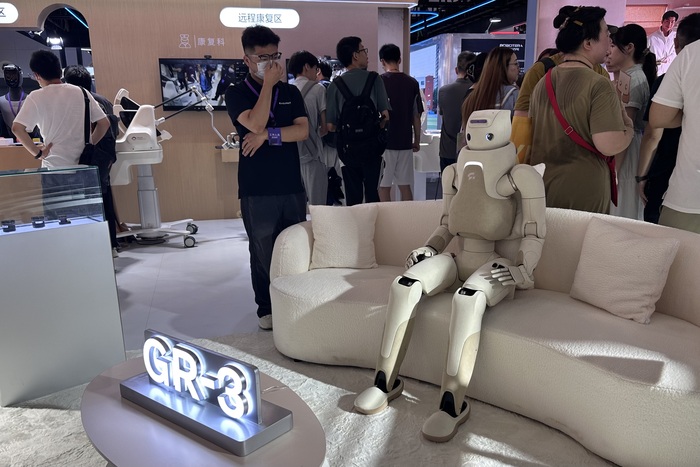 在WAIC,人们更关心如何用AI赚钱而非看机器人打拳
