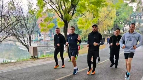 马克龙晨跑成都，看见一座公园城市的“美”