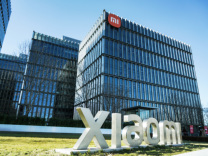 雷军大手笔增持后，小米股价大涨、市值重回万亿港元