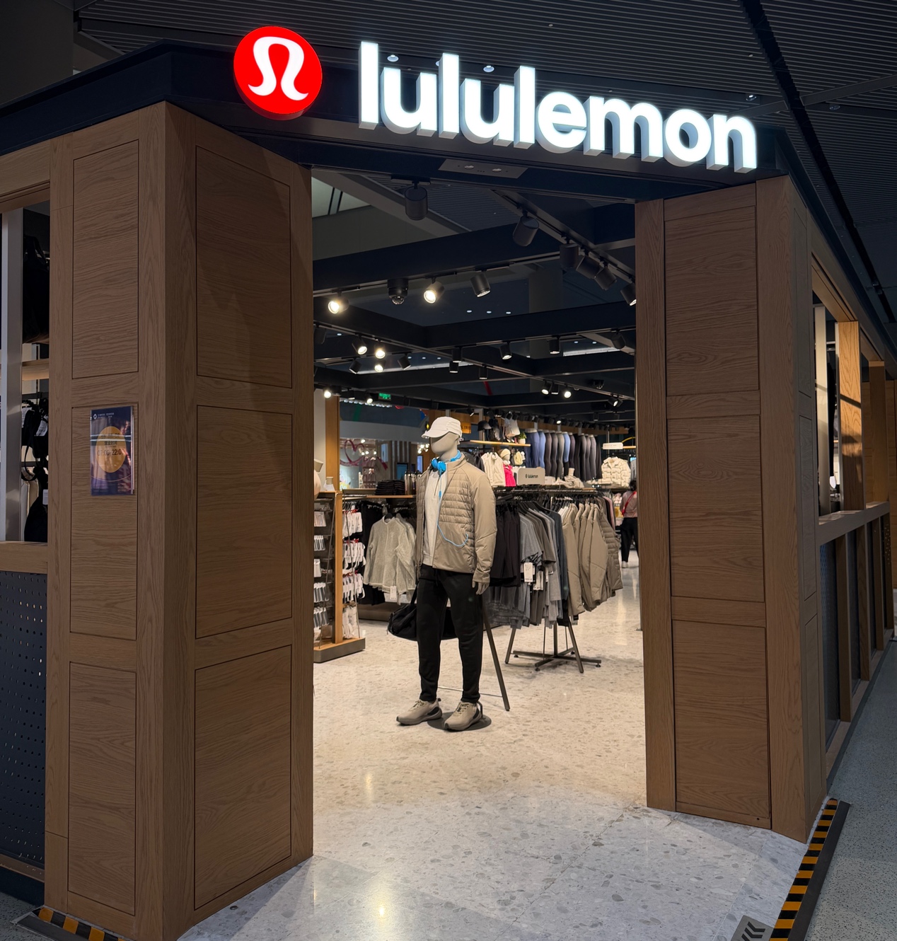 市值一年蒸发250亿美元CEO辞职,lululemon面临增长分岔口